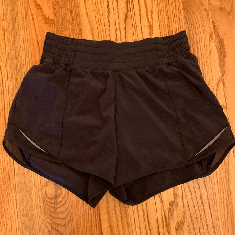 Lululemon hotty hot high rise 4" black shorts